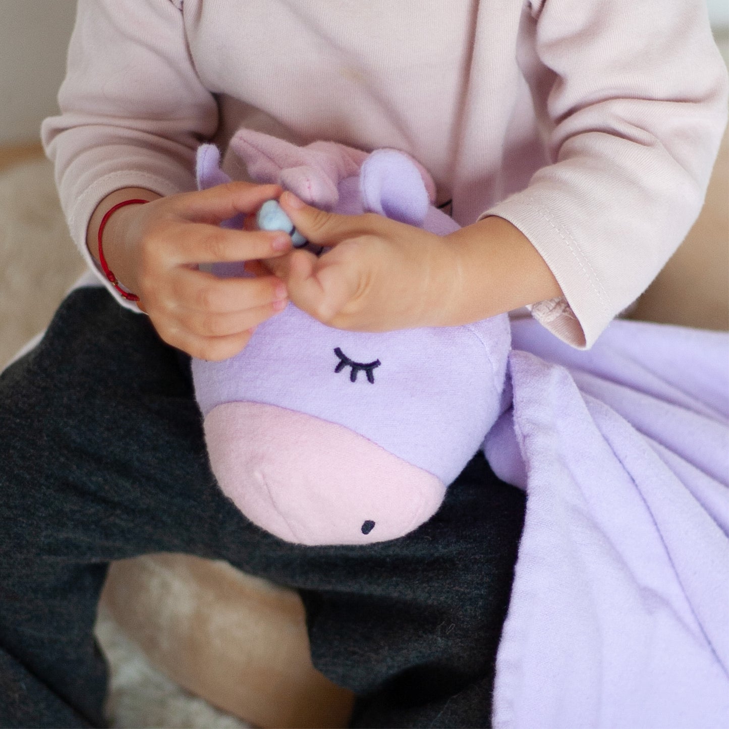 Babydecke Baumwolle, Geschenk zur Geburt Mädchen, Detail Ansicht mit Kind
